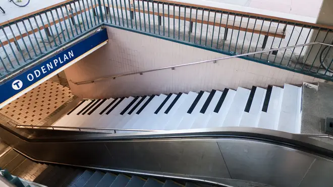 304026